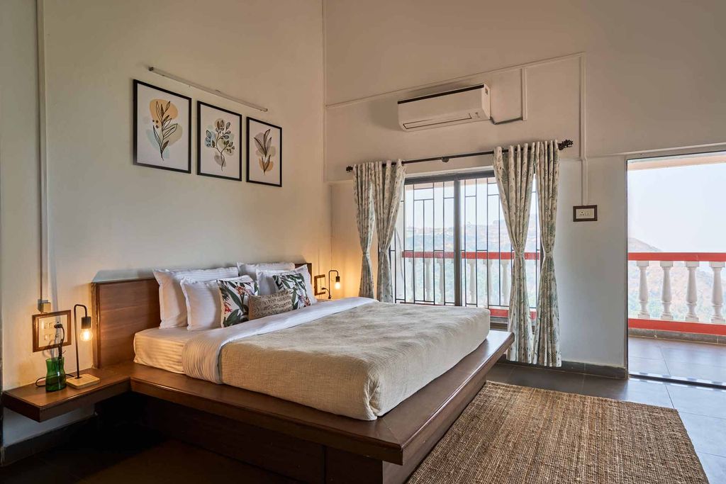 Bedroom opening onto a balcony
